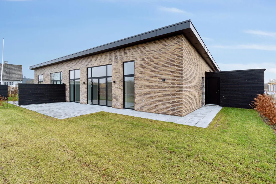 Fantastisk og nyopført rækkehus i et plan med have  1